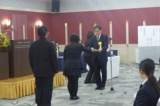 吉沢副会長代理からエヌエフホールディングス賞が授与されました